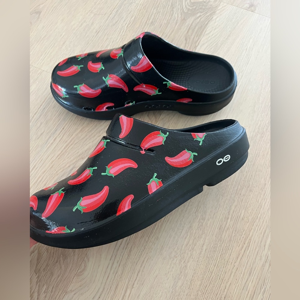 Oofos Womens 8 M 6 Oocloogs Clogs Chili Peppers Limited Edition Sandals Comfort